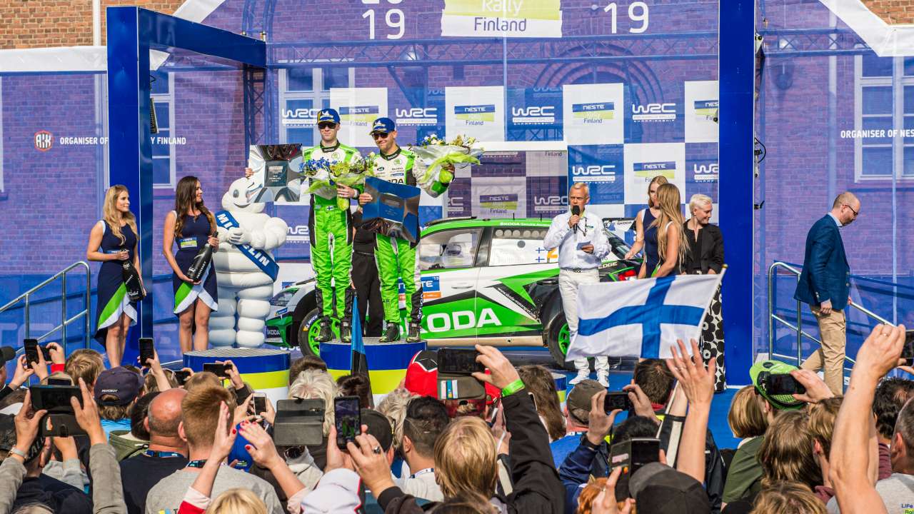 Rajd Finlandii: kierowca ŠKODY FABIA R5 evo, Kalle Rovanperä, zwyciężył w kategorii WRC 2 Pro