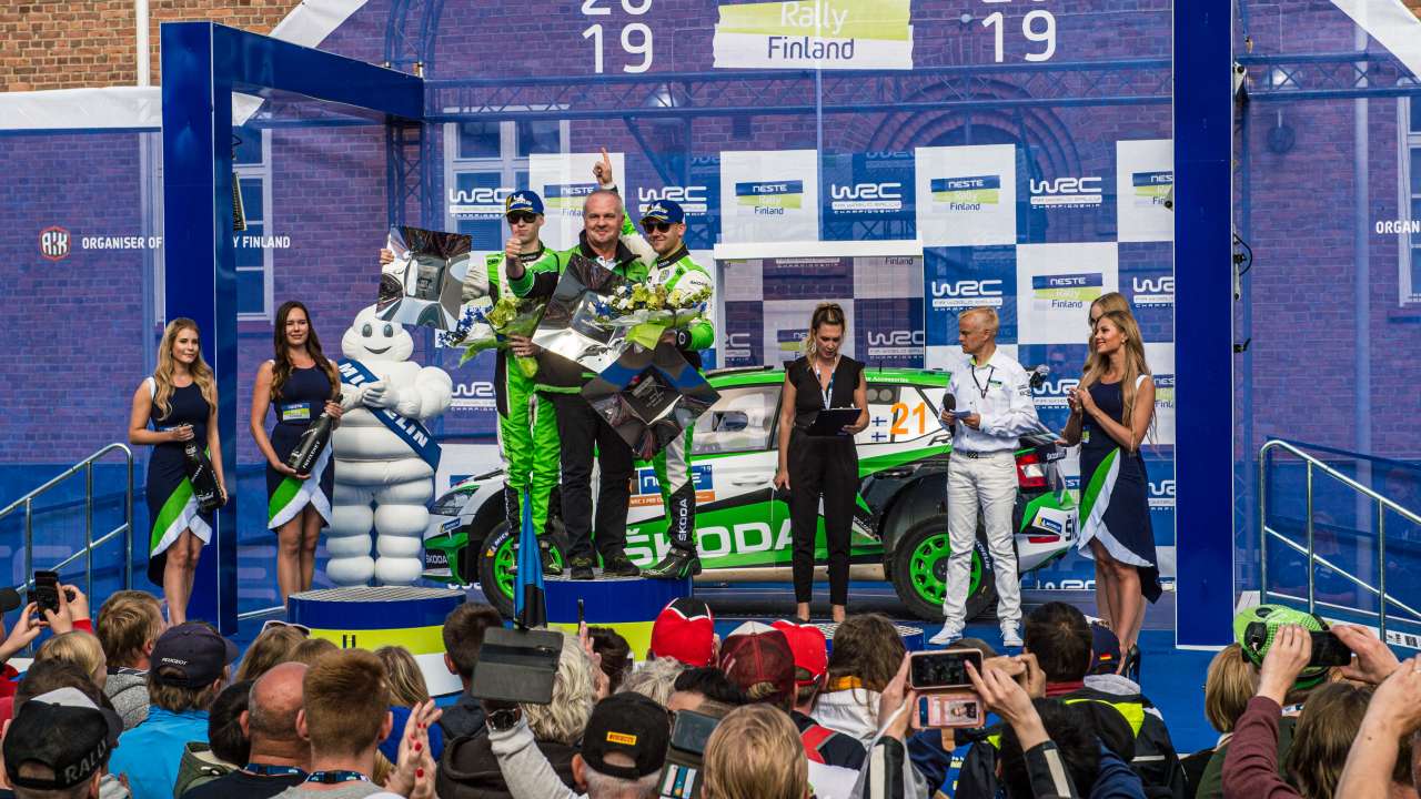 Rajd Finlandii: kierowca ŠKODY FABIA R5 evo, Kalle Rovanperä, zwyciężył w kategorii WRC 2 Pro