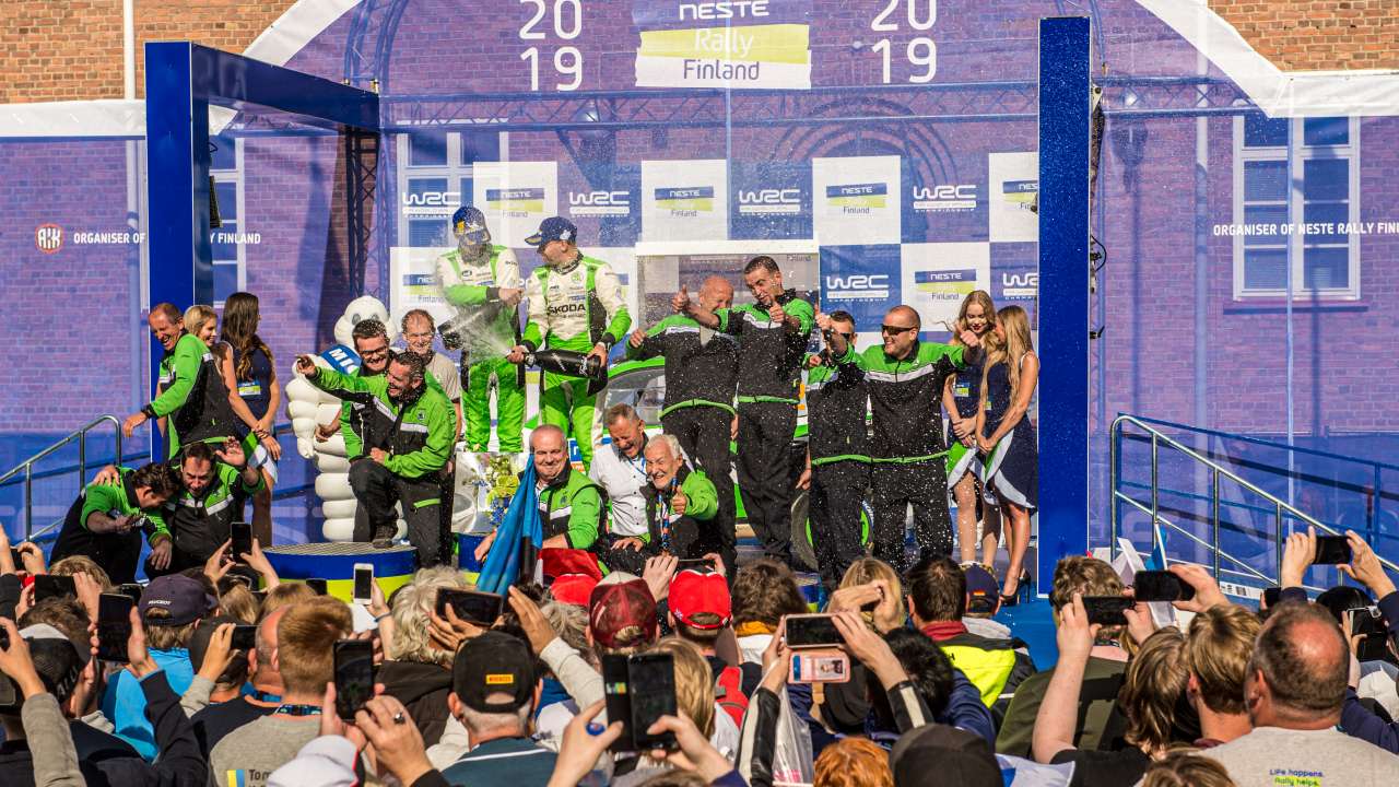 Rajd Finlandii: kierowca ŠKODY FABIA R5 evo, Kalle Rovanperä, zwyciężył w kategorii WRC 2 Pro