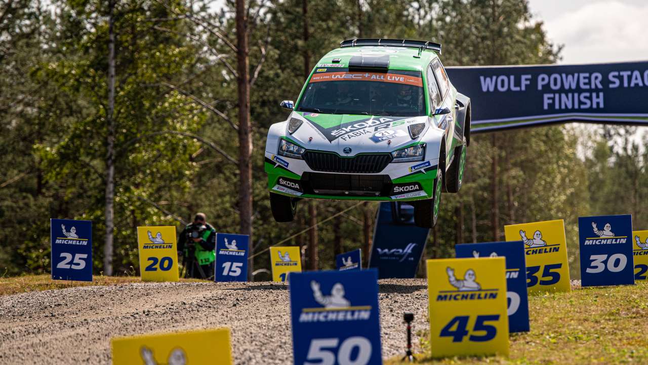 Rajd Finlandii: kierowca ŠKODY FABIA R5 evo, Kalle Rovanperä, zwyciężył w kategorii WRC 2 Pro