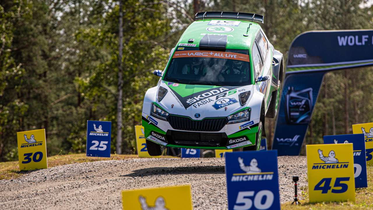 Rajd Finlandii: kierowca ŠKODY FABIA R5 evo, Kalle Rovanperä, zwyciężył w kategorii WRC 2 Pro