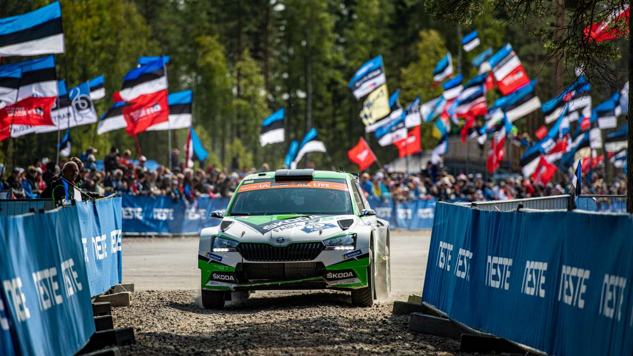 Rajd Finlandii: kierowca ŠKODY FABIA R5 evo, Kalle Rovanperä, zwyciężył w kategorii WRC 2 Pro