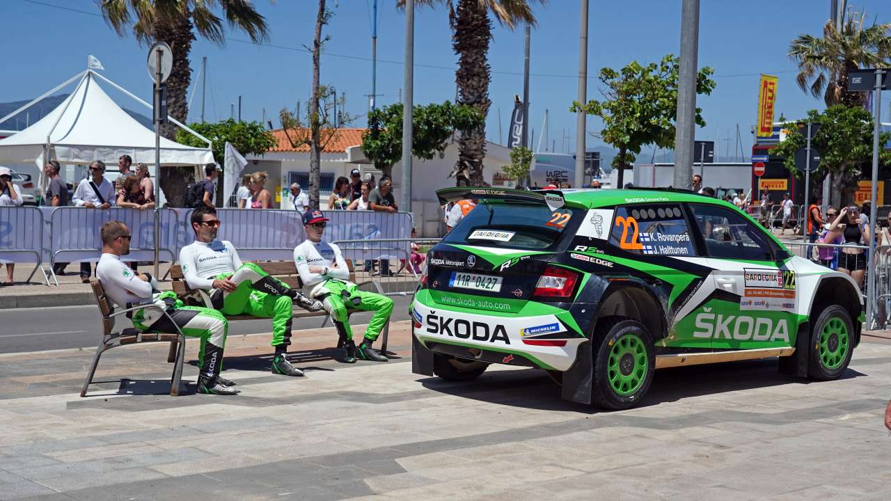 Załogi ŠKODA Motorsport triumfują w kategorii WRC 2 Pro na mecie Rajdu Sardynii