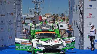 Załogi ŠKODA Motorsport triumfują w kategorii WRC 2 Pro na mecie Rajdu Sardynii