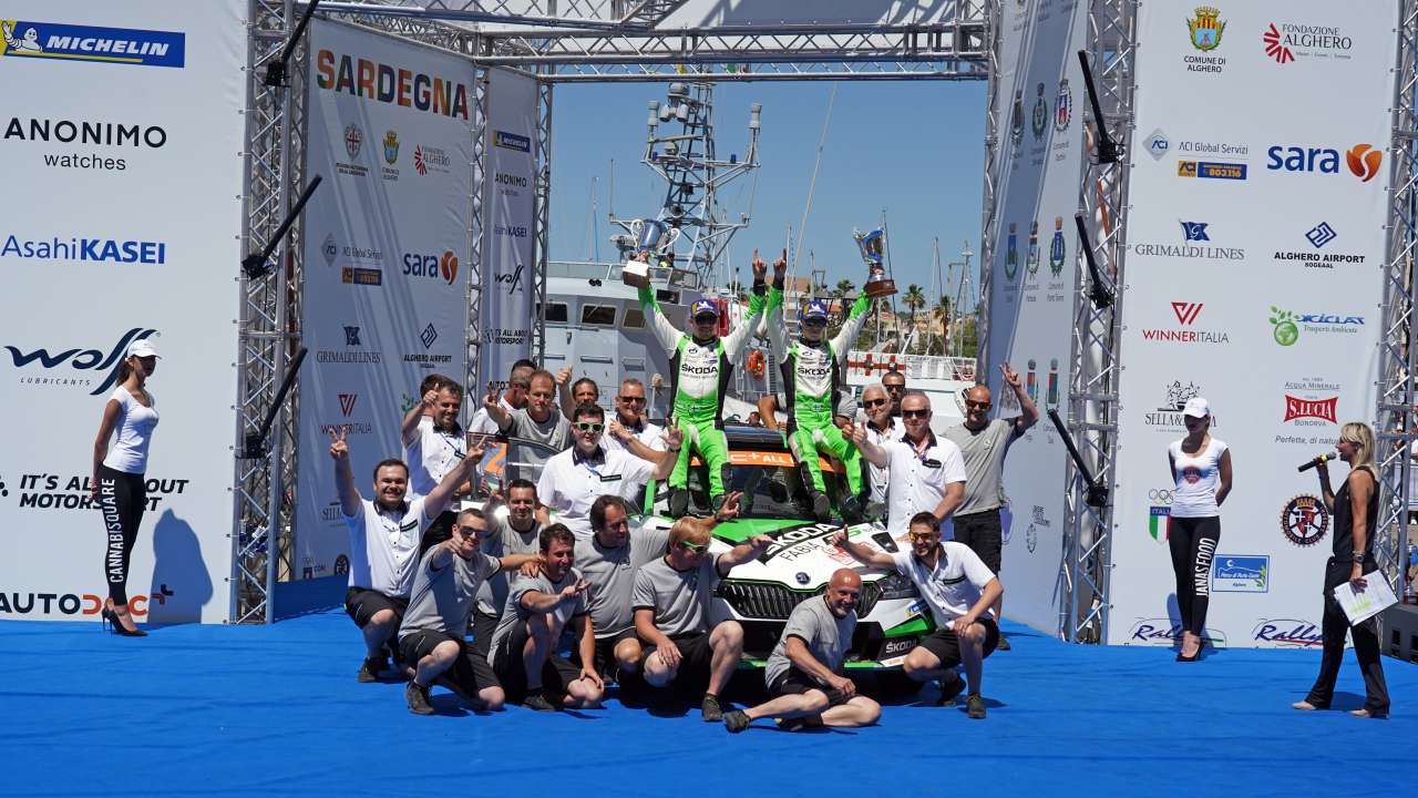 Załogi ŠKODA Motorsport triumfują w kategorii WRC 2 Pro na mecie Rajdu Sardynii