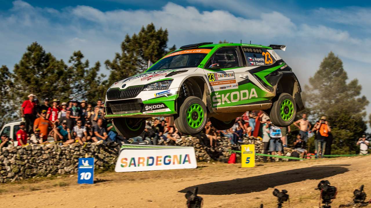 Załogi ŠKODA Motorsport triumfują w kategorii WRC 2 Pro na mecie Rajdu Sardynii