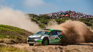 Załogi ŠKODA Motorsport triumfują w kategorii WRC 2 Pro na mecie Rajdu Sardynii