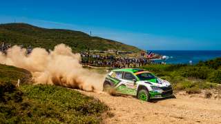 Załogi ŠKODA Motorsport triumfują w kategorii WRC 2 Pro na mecie Rajdu Sardynii