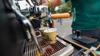 Mobilna kawiarnia na prąd: Škoda Elroq i Enyaq częstują kawą