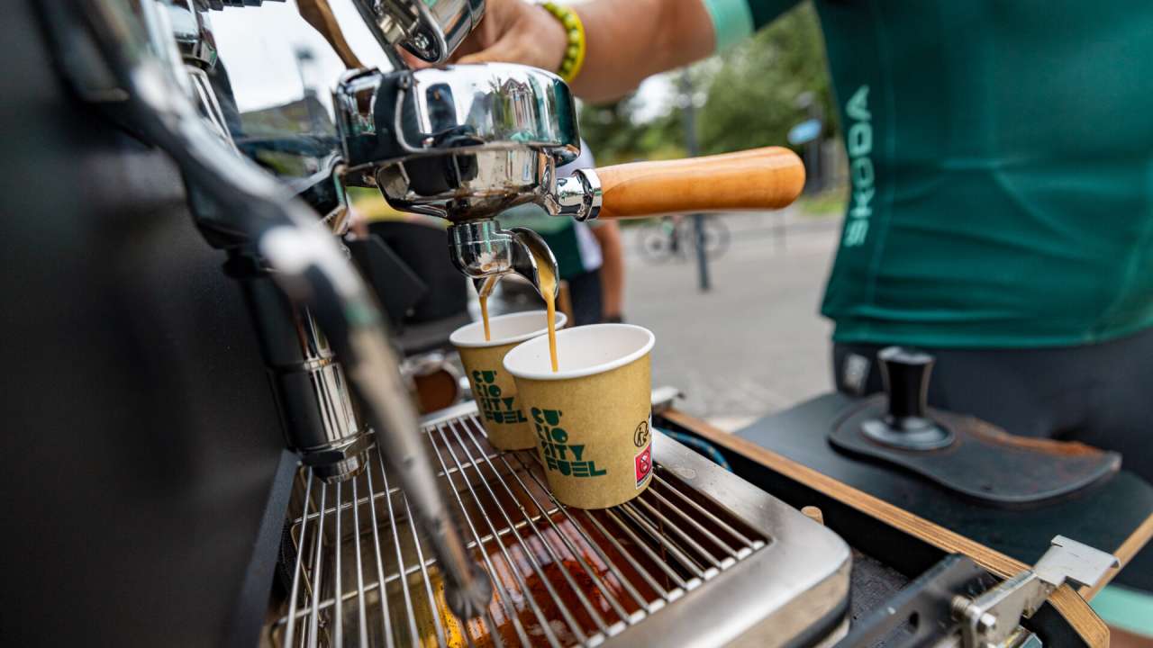 Mobilna kawiarnia na prąd: Škoda Elroq i Enyaq częstują kawą