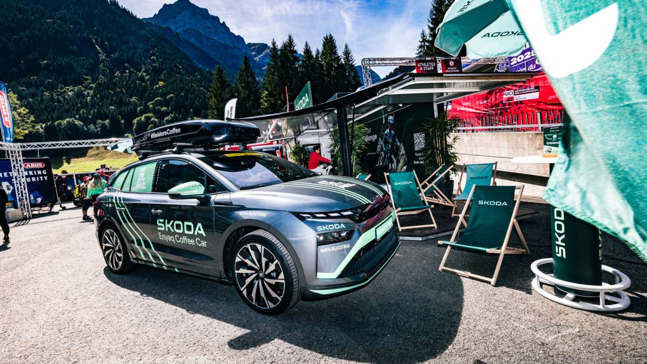 Mobilna kawiarnia na prąd: Škoda Elroq i Enyaq częstują kawą