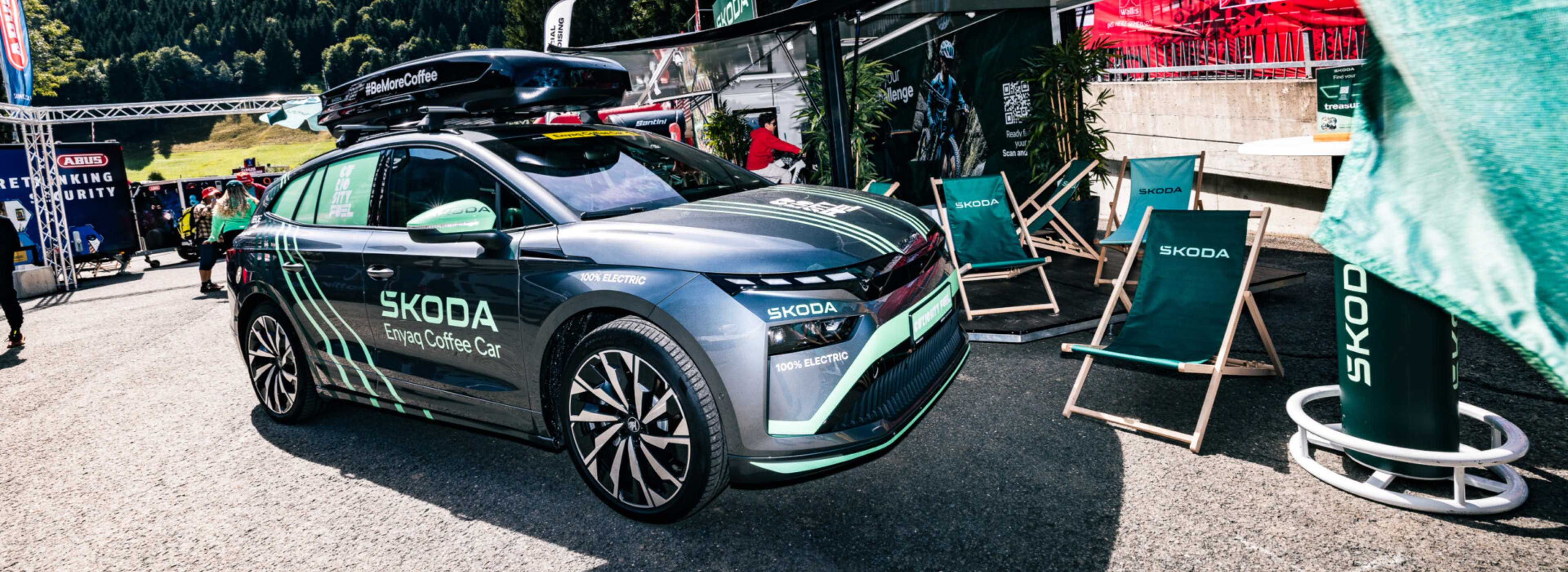 Mobilna kawiarnia na prąd: Škoda Elroq i Enyaq częstują kawą