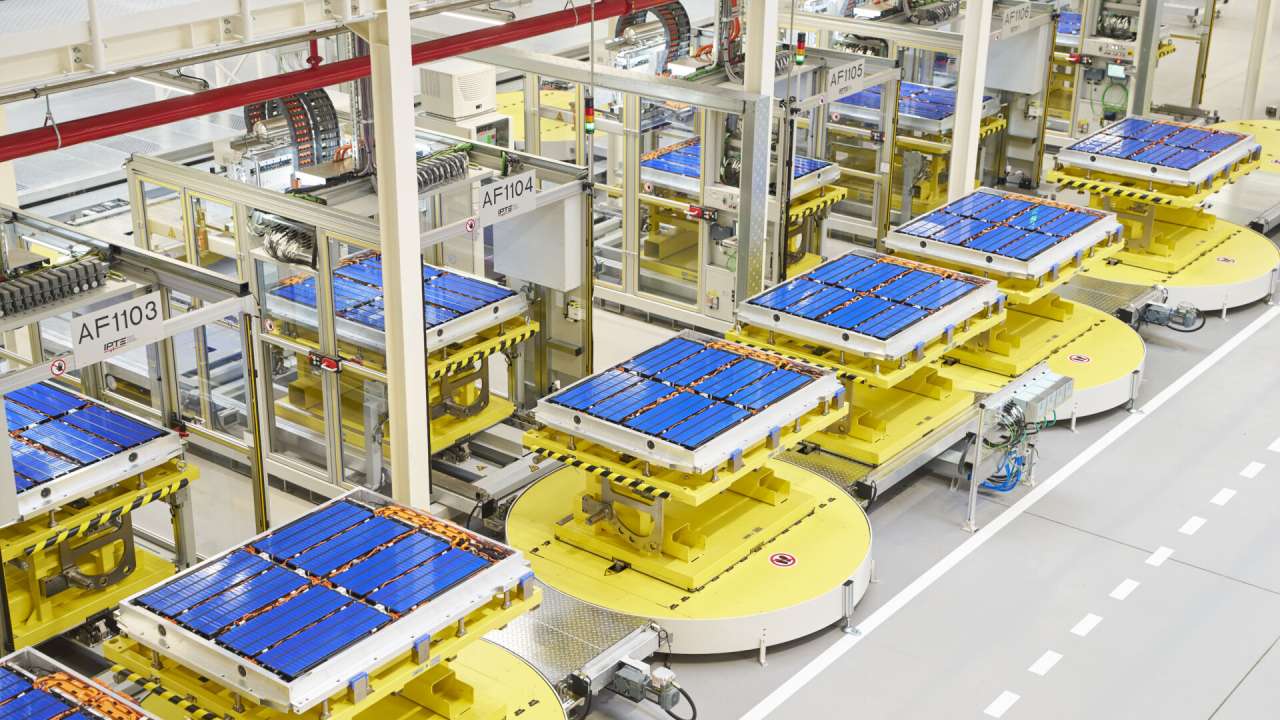 Škoda otwiera nową halę montażu systemów akumulatorowych.