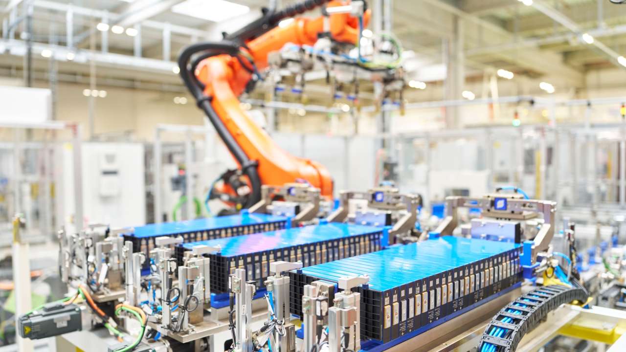 Škoda otwiera nową halę montażu systemów akumulatorowych.