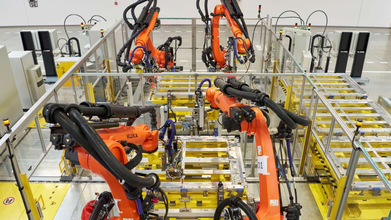 Škoda otwiera nową halę montażu systemów akumulatorowych.