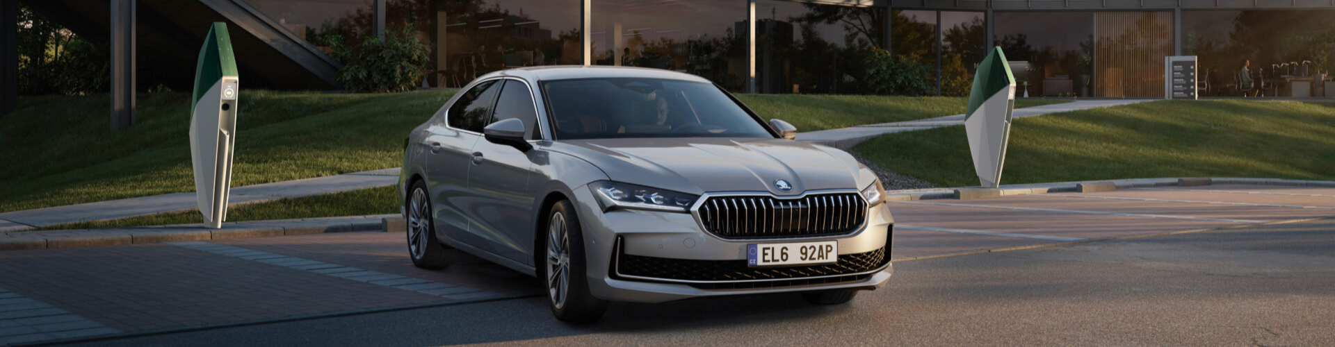 Superb Liftback z napędem hybrydowym o mocy 268 KM już w polskim cenniku!