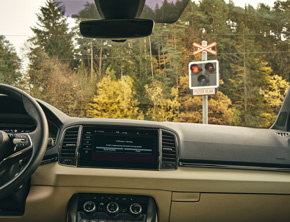 ŠKODA testuje ostrzeżenia o pociągach w aplikacji Traffication, aby jeszcze bardziej zwiększyć bezpieczeństwo na drogach