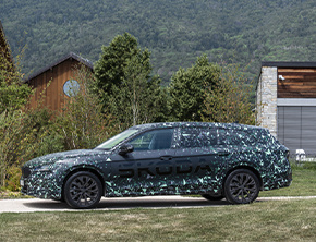 Škoda Superb czwartej generacji: jeszcze bardziej przestronna, komfortowa i z nowym napędem hybrydowym