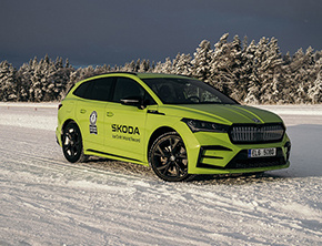 ŠKODA Enyaq RS iV ustanawia dwa rekordy GUINNESS WORLD RECORDS™ w drifcie na lodzie