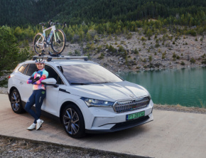 Škoda wspiera kobiecość i pasję – wystartowała nowa kampania z Kasią Niewiadomą!