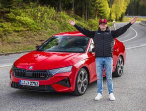 Kierowca rajdowy Oliver Solberg testuje nową Škodę Octavia RS