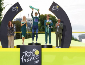 Zwycięzca 112. Tour de France, Tadej Pogačar, otrzymuje kryształowe trofeum od Škoda Design