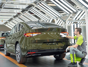 Nowa Škoda Enyaq i Nowa Škoda Enyaq Coupé już w produkcji – jeszcze lepszy zasięg, nowoczesny design i ekologiczne materiały