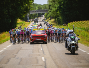 Zwycięzca 113. edycji Tour de France Tadej Pogačar otrzymał kryształowe trofeum zaprojektowane przez zespół Škoda Design