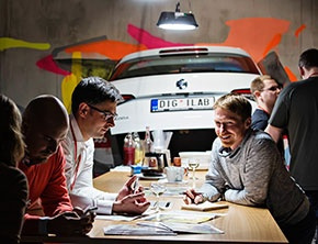 ŠKODA AUTO wspiera utalentowanych programistów w „Smart Energy Hackathon”