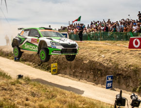Rajd Sardynii: kierowcy ŠKODY, Kalle Rovanperä i Jan Kopecký, jadą po zwycięstwo kategorii WRC 2 Pro