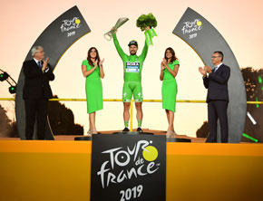Zwycięzcy Tour de France świętują z kryształowymi trofeami zaprojektowanymi przez ŠKODĘ