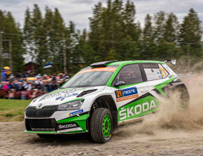 Rajd Finlandii: kierowca ŠKODY FABIA R5 evo, Kalle Rovanperä, zwyciężył w kategorii WRC 2 Pro na rodzimych trasach