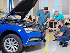 ŠKODA AUTO przygotowuje pracowników na wyzwania elektromobilności
