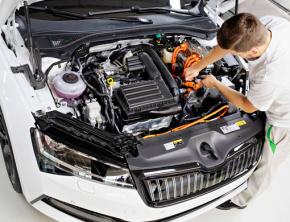ŠKODA rozpoczęła seryjną produkcję modelu SUPERB iV – pierwszego auta marki z napędem hybrydowym typu plug-in