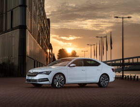 ŠKODA prezentuje cennik modelu SUPERB iV, pierwszego auta marki z napędem hybrydowym typu plug-in
