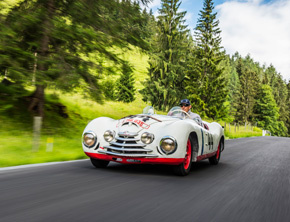 Słynny kierowca wyścigowy Hans-Joachim Stuck za kierownicą historycznego modelu ŠKODA Sport
