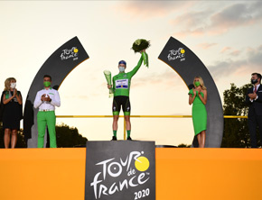 Tadej Pogacar, zwycięzca 107. Tour de France, otrzymał trofeum zaprojektowane przez ŠKODA Design