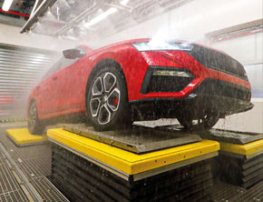 ŠKODA dba o najwyższą jakość: marka testuje wodoszczelność samochodów w nowoczesnym laboratorium