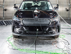 Elektryczna ŠKODA ENYAQ iV testowana w specjalnej komorze do symulacji ekstremalnych warunków pogodowych