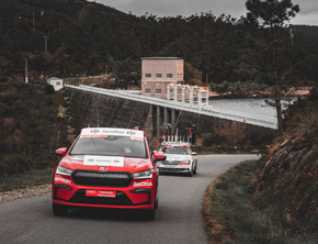Elektryczny SUV ŠKODA ENYAQ iV na czele peletonu hiszpańskiego wyścigu kolarskiego Vuelta a Espana