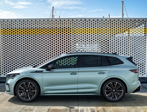 ŠKODA prezentuje innowacyjną linię produkcyjną dla modeli OCTAVIA i ENYAQ iV w fabryce w Mladá Boleslav