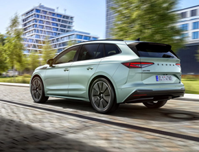 Inteligentna łączność: elektryczna ŠKODA ENYAQ iV wyposażona w 13-calowy wyświetlacz, nowy cyfrowy zestaw wskaźników i specjalne usługi online