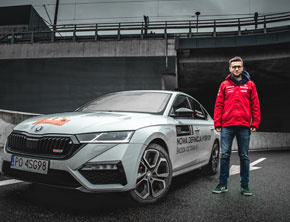 Hybrydowa ŠKODA OCTAVIA RS iV samochodem otwierającym na Modlin Rally Show