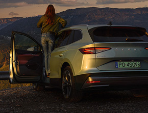 ŠKODA stawia na emocje w nowym spocie kampanii elektrycznego modelu ENYAQ iV