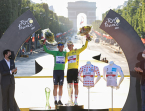 Zwycięzca Tour de France Tadej Pogačar z kryształowym pucharem od ŠKODA DESIGN