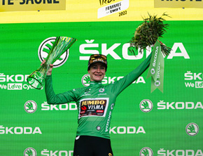 Tour de France Femmes – Marianne Vos z zielonym trofeum autorstwa ŠKODY