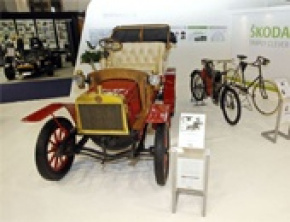 Historyczne pojazdy Škody na paryskiej wystawie Retromobile 2011