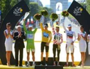 ŠKODA wręcza statuetkę zwycięzcy Tour de France!