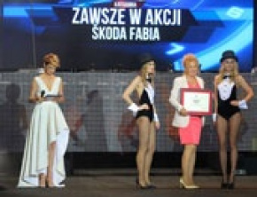 Młodsza ŠKODA Fabia samochodem w akcji wg PLAYBOYA