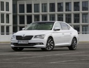 ŠKODA Superb wśród finalistów plebiscytów „Car of the Year” i „World Car of the Year”